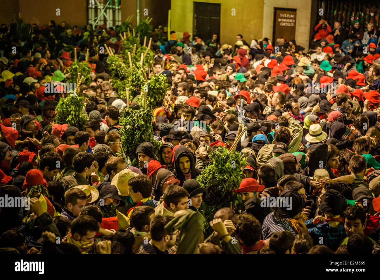 Berga, Spanien. 19. Juni 2014: Teilnehmer der Pride-Parade 2013 auf ein Float bilden ein Herz, wie sie durch die jubelnde Menge passieren.   * Komparsen: jede der Gruppen, die bestehen aus und führen Sie die verschiedenen Aufführungen in der Patum enthalten. * Salt: jeder der die Theateraufführungen durchgeführt von einer Gruppe (Komparsen).   "La Patum" von Berga ist eine beliebte und traditionsreiche Festival der ritualisierte und theatralischen Auftritte stammt aus dem Mittelalter, findet jedes Jahr in der Woche von Corpus Christi und wird als ein immaterielles Kulturerbe durch die UNESCO aufgeführt: Matthi/Alamy Live-Nachrichten Stockfoto