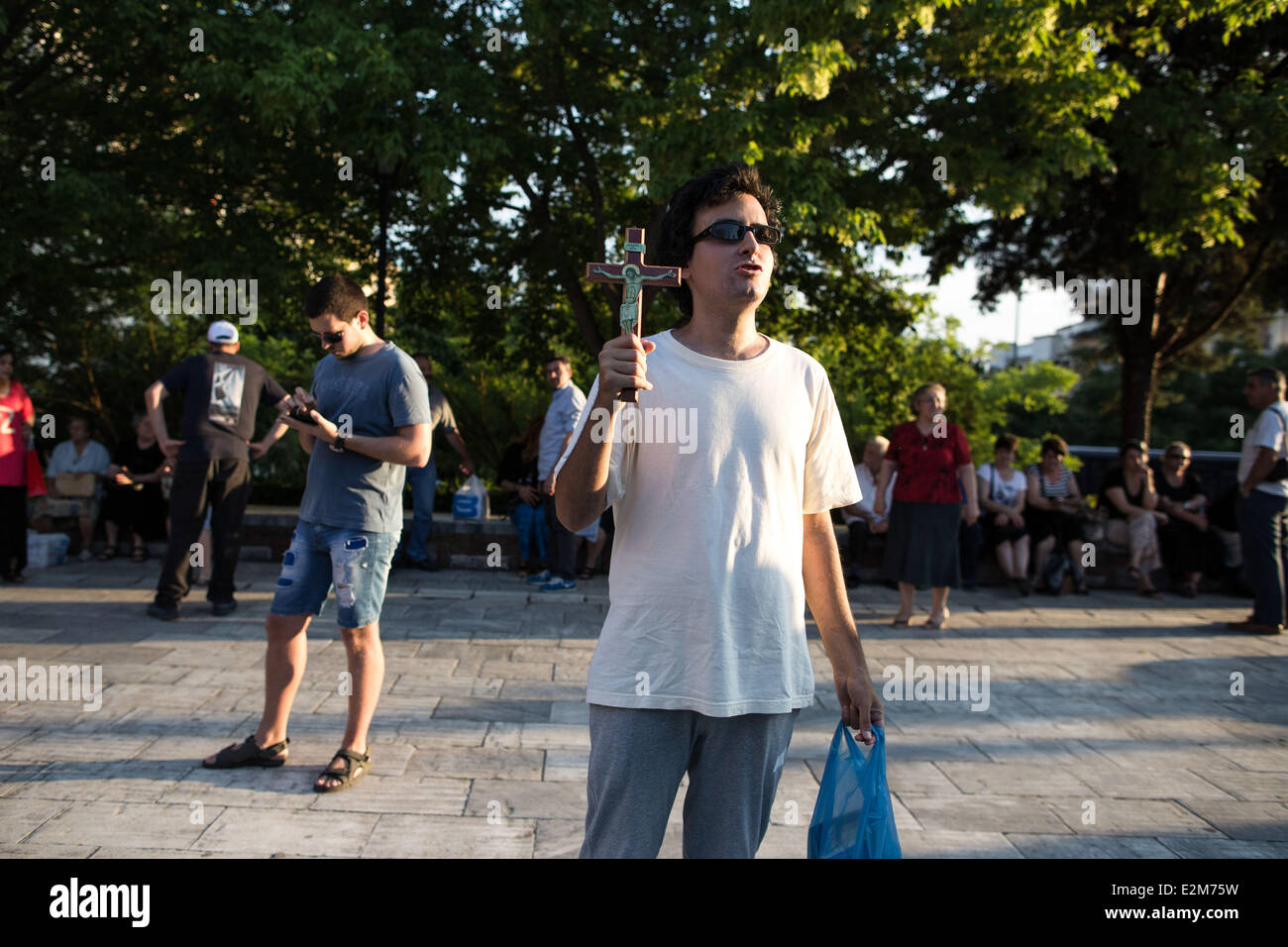 Thessaloniki, Griechenland. 20. Juni 2014. Ein Demonstrant hält ein Kruzifix und schreit Parolen gegen das Pride Festival. Orthodoxe christliche Organisationen organisiert einen Protest außerhalb der Kirche St. Demetrius, gegen die Pride-Parade, die in Thessaloniki am Samstag 21. Juni stattfinden wird. Bildnachweis: Konstantinos Tsakalidis/Alamy Live-Nachrichten Stockfoto