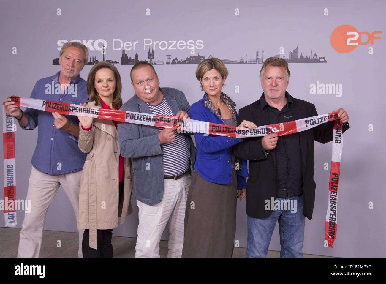 Gerd Silberbauer, Sissy Hoefferer, Udo Kroschwald, Astrid M. Fuenderich, Andreas Schmidt-Schaller bei einem Fototermin eine spezielle Mini-Serie des ZDF TV Kriminalität fördern zeigen unter dem Titel SOKO SOKO: Der Prozess.  Wo: Hamburg, Deutschland bei: 19. August 2013 Stockfoto