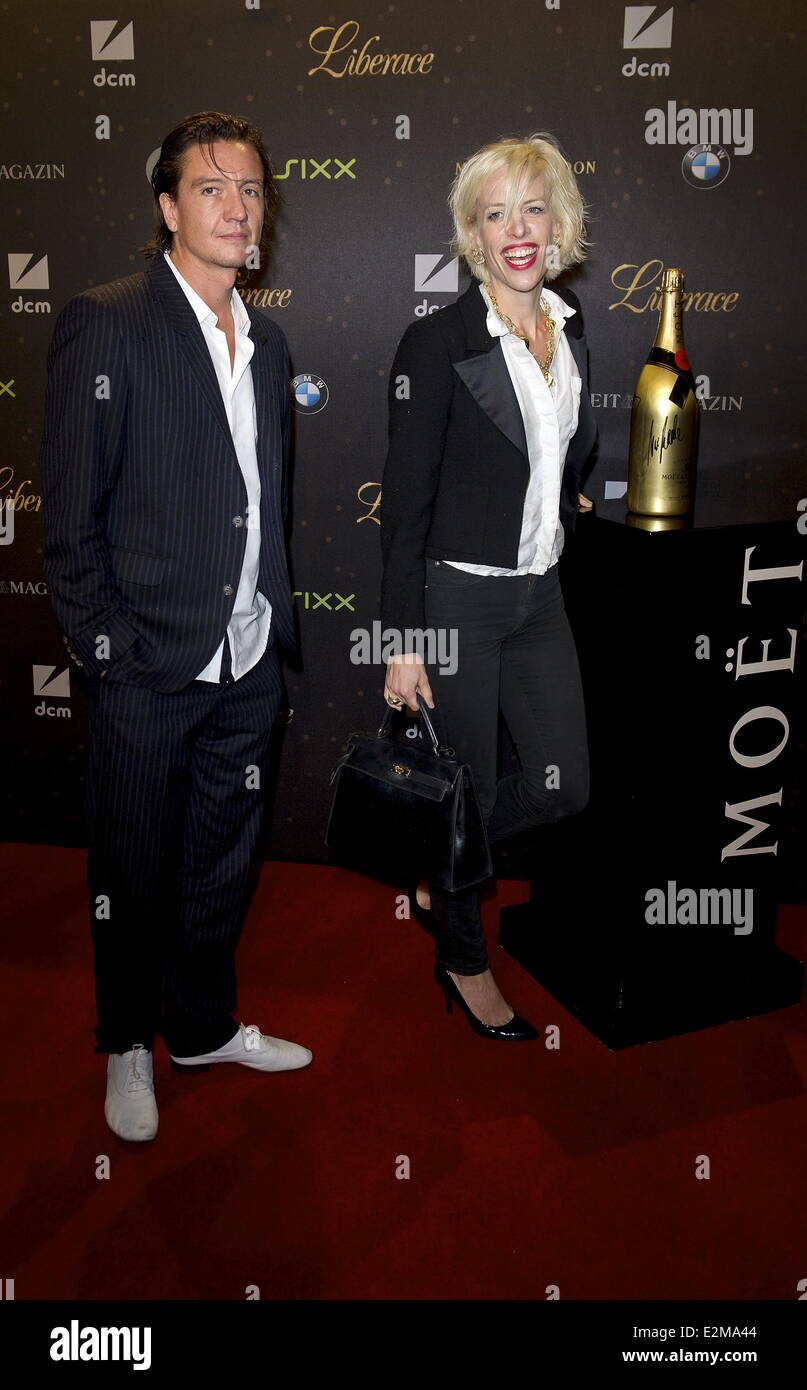 Katja Eichinger und Anthony James bei der Premiere von "Liberace" ("hinter der Kandelaber") im Admiralspalast.  Wo: Berlin, Deutschland bei: 02 September 2013 Stockfoto