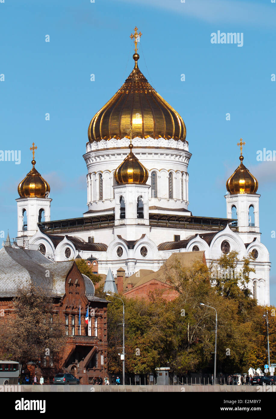 Schöne helle Kathedrale von Christus dem Erlöser in Moskau im Herbst Stockfoto