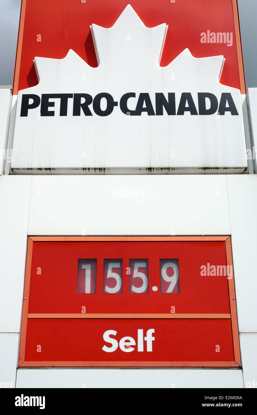 Melden Sie sich zu einem Petro-Canada-Tankstelle mit Gaspreis pro Liter, Vancouver, Britisch-Kolumbien, Kanada Stockfoto