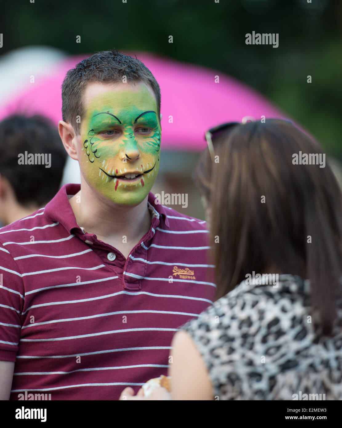 Der Londoner Zoo Juni 2014 Abendveranstaltung. Menschen tragen Tier Gesicht malen. Stockfoto