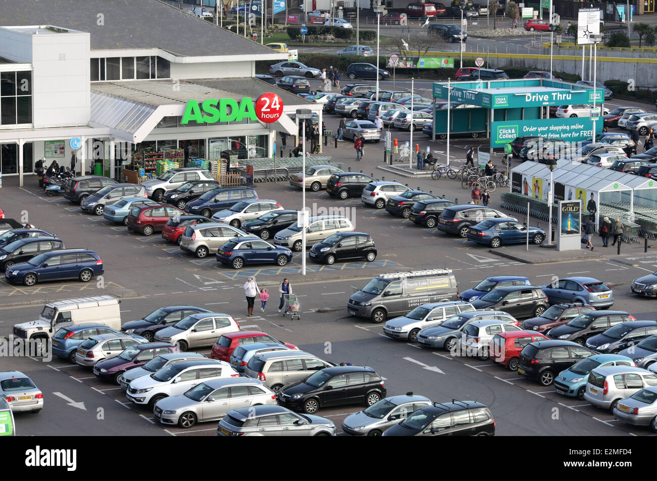 Der Eingang zum Asda Supermarkt, Brighton Marina. Drive Thru "Klicken Sie auf und sammeln" Bereich auf der rechten Seite. Stockfoto