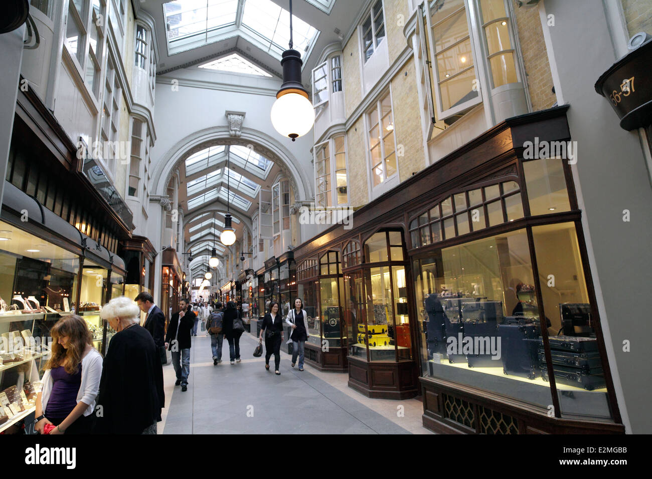 Burlington Arcade, einen überdachten Gang der Geschäfte zwischen Burlington Gardens und Piccadilly, London. Stockfoto
