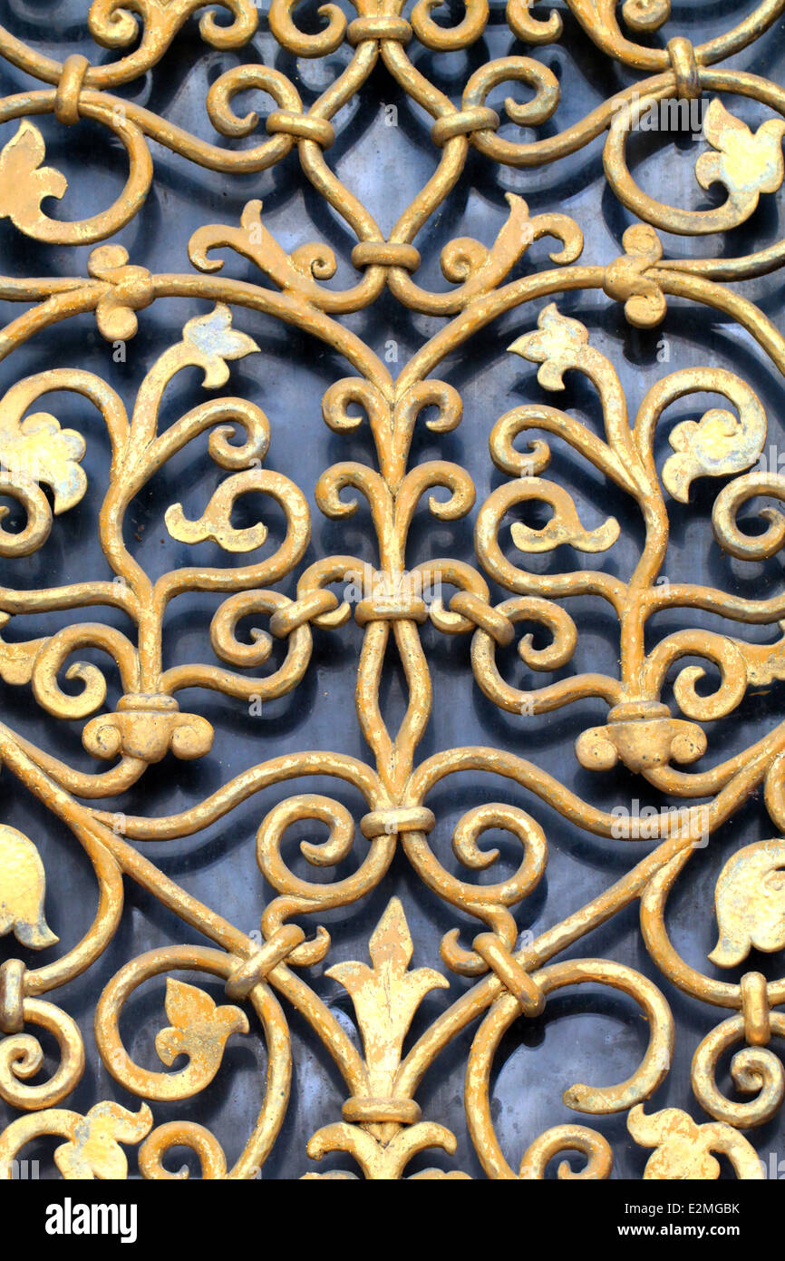 schöne vergoldete geschmiedet Gittermuster auf einem Fenster am Schrein Stockfoto