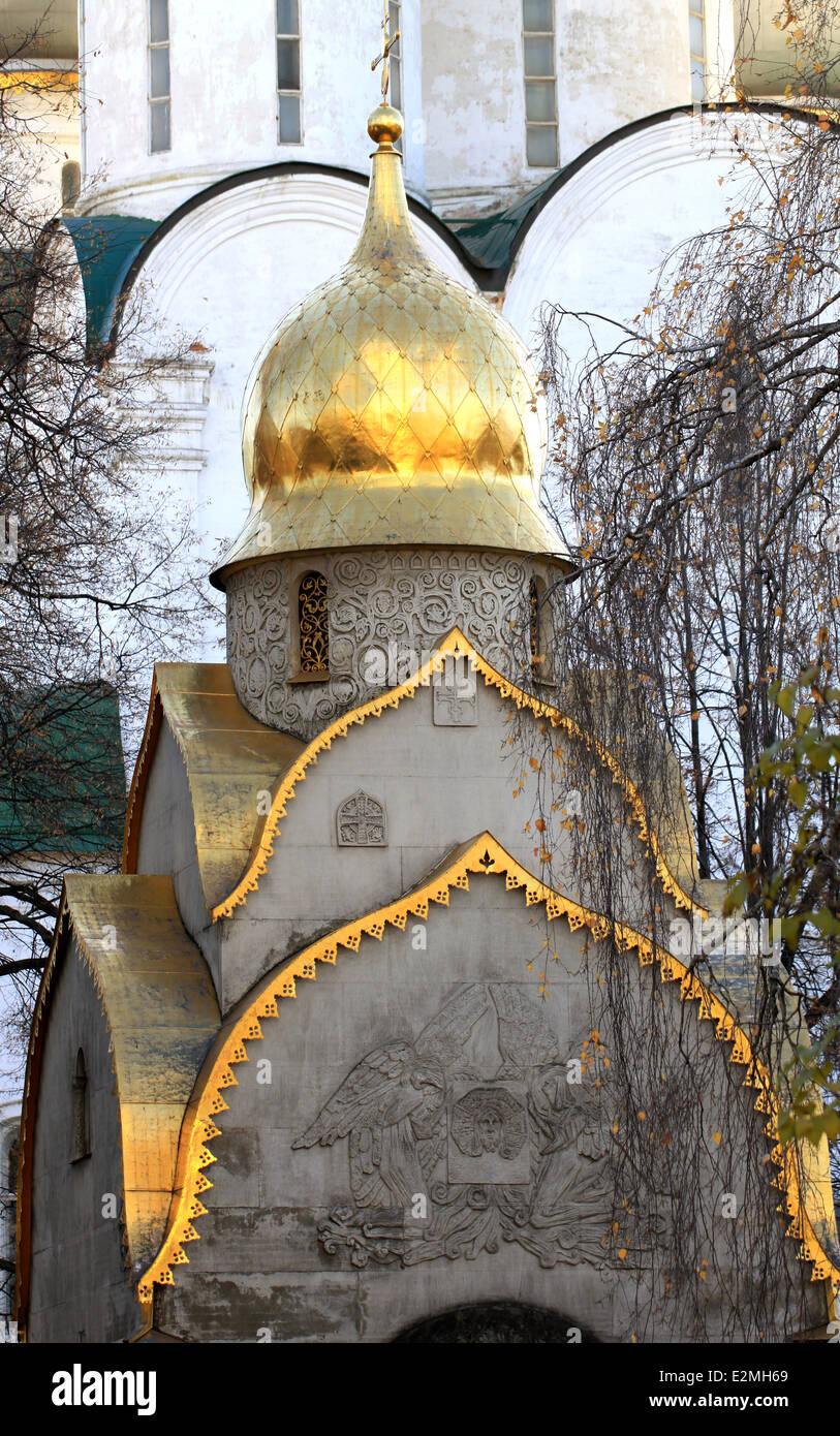 Schöne Kapelle Schrein mit einer goldenen Kuppel auf dem Nowodewitschi-Kloster Stockfoto