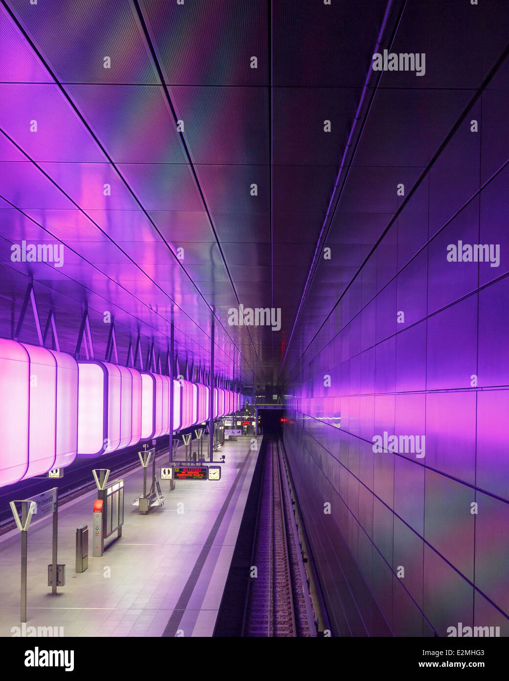 Innen u-Bahn-Station der HafenCity Universität in Hamburg, Deutschland. Stockfoto