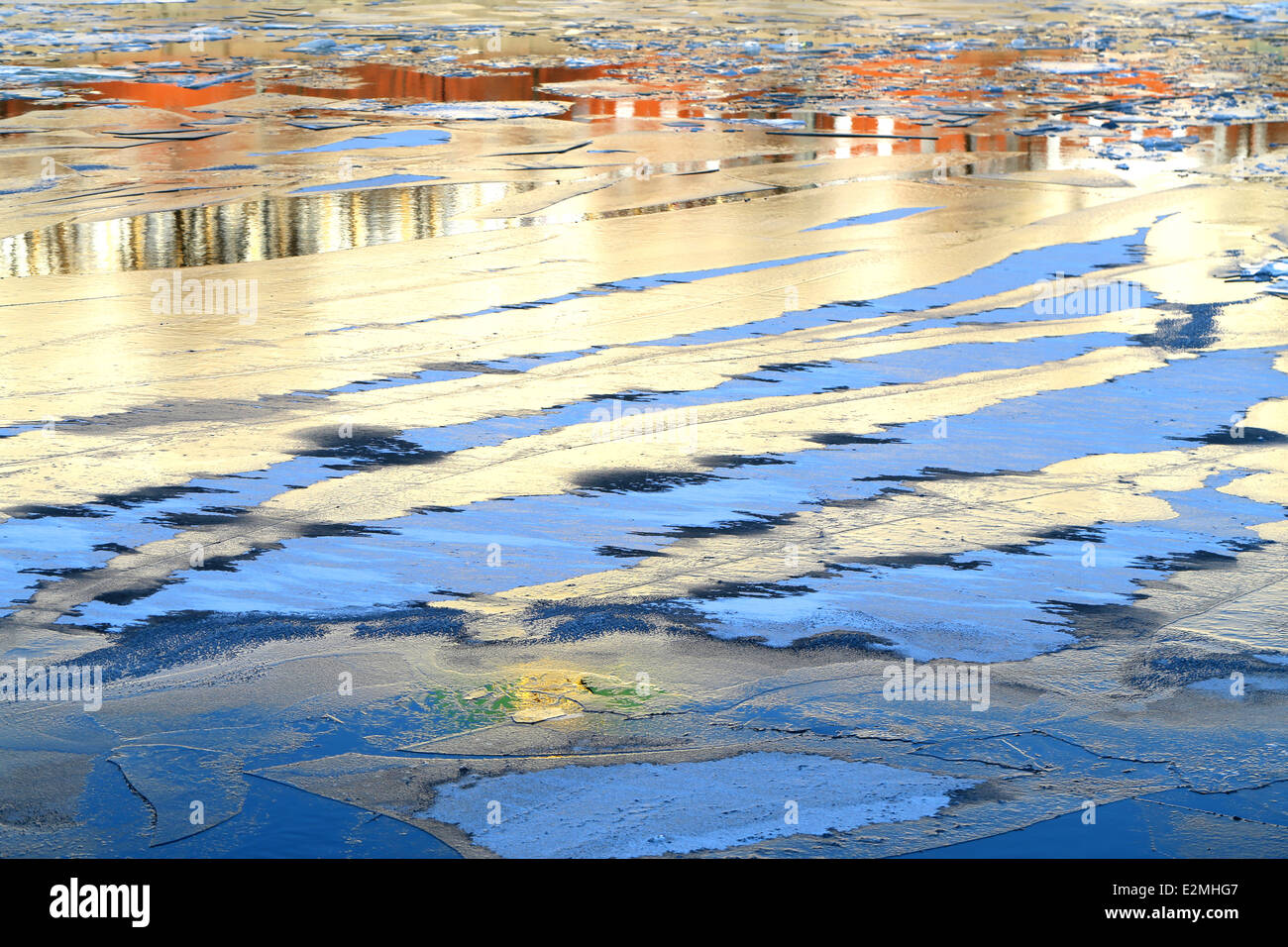 beleuchtet von der Sonne, driften Eis auf dem Fluss in der Stadt im winter Stockfoto