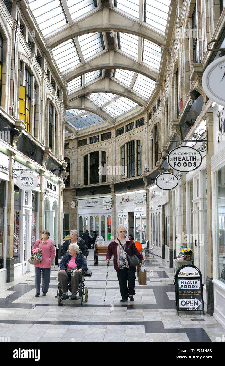 Die Royal Arcade, Stadtzentrum Worthing, West Sussex. Erbaut im Jahre 1925, renoviert 1999. Stockfoto