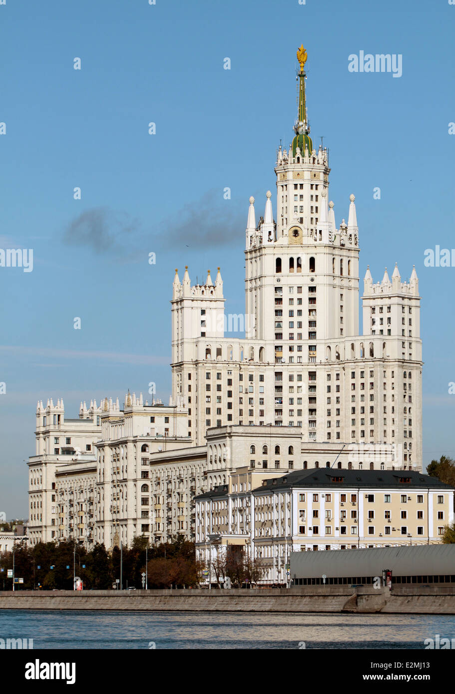 schöne, historische Hochhaus in Moskau am Wasser Kotelnicheskya Stockfoto