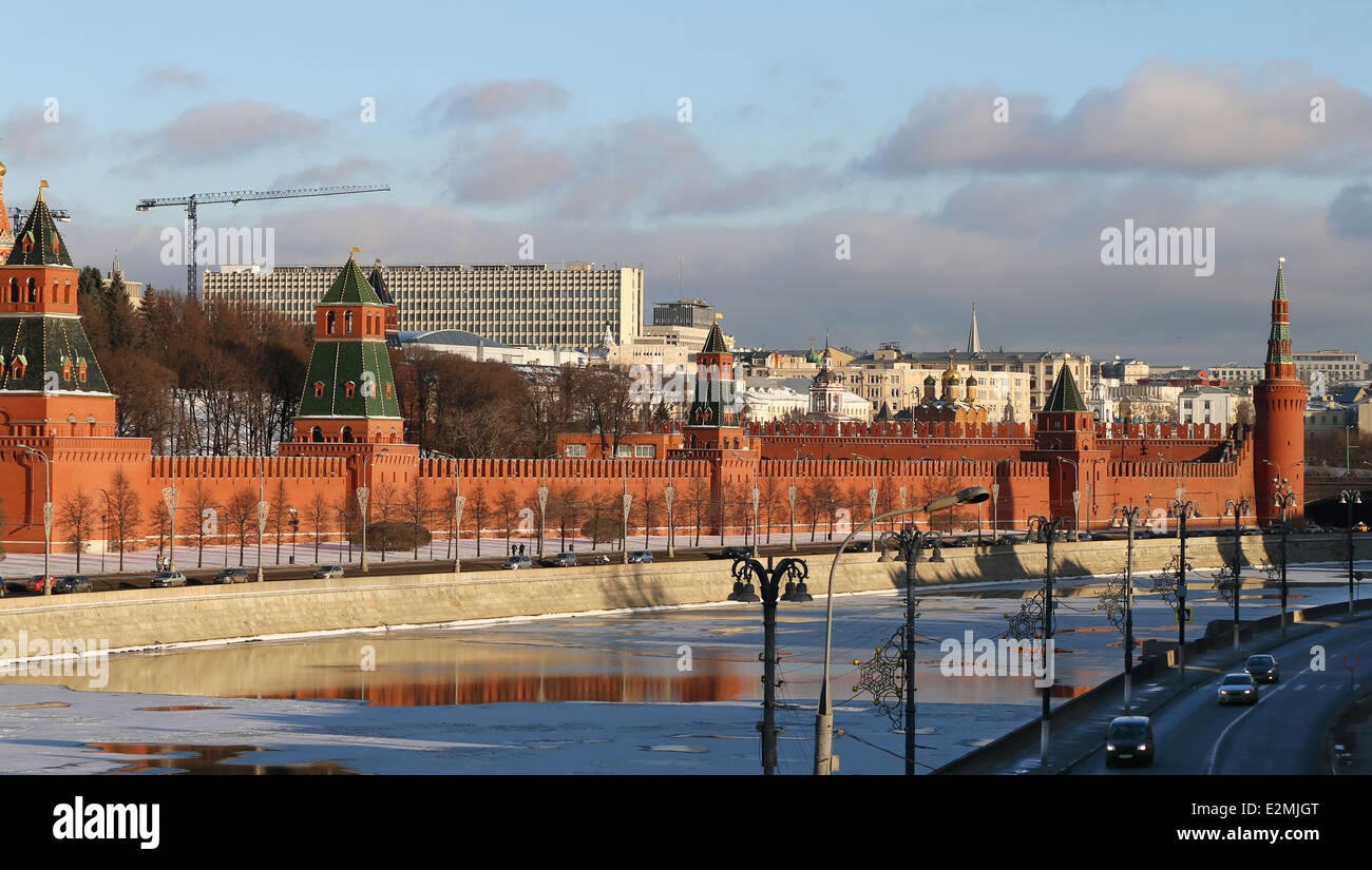 Wunderschöne Winter Flusslandschaft mit Moskauer Kreml Türmen Stockfoto