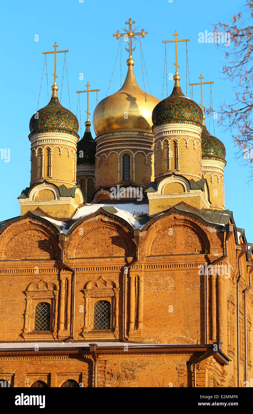 Schöne Kirche auf der Straße in Moskau Stockfoto