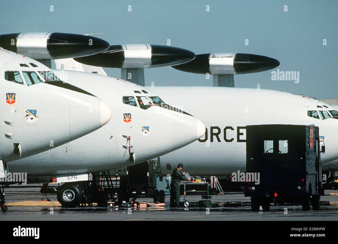 Wartungspersonal service e-3 Sentry Airborne Warning and Control System (AWACS) Flugzeug Stockfoto