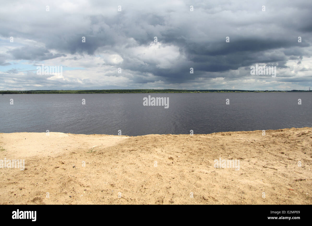 wunderschöne Flusslandschaft mit dem Himmel und sandigen Strand Stockfoto