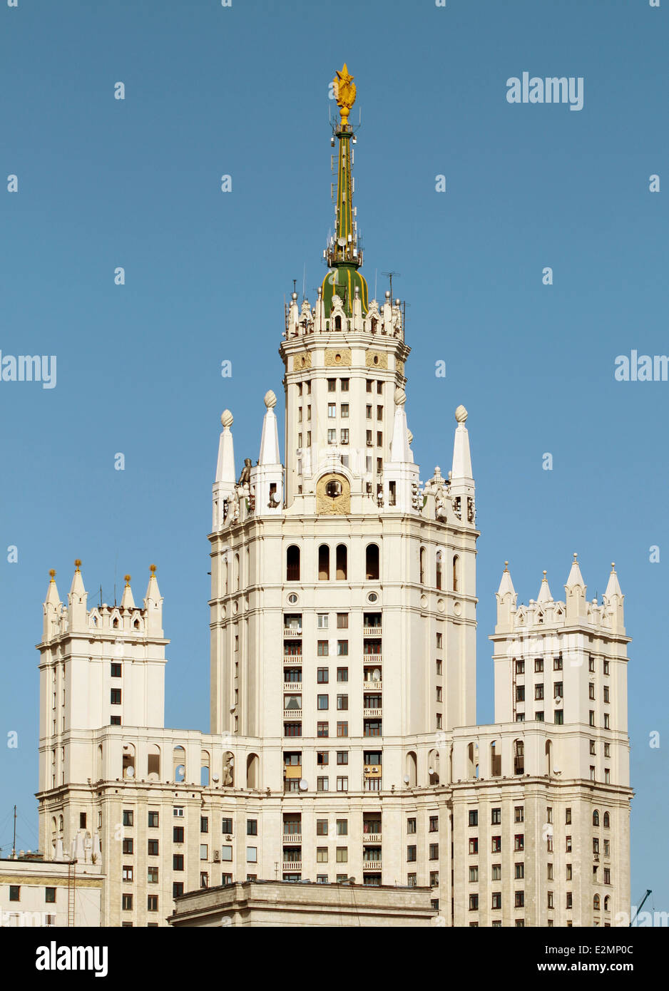 schöne, historische Hochhaus in Moskau am Wasser Kotelnicheskya Stockfoto