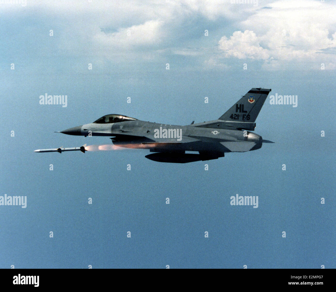 F-16 löst eine AIM-120 Advanced Medium Range Air-Missile Stockfoto