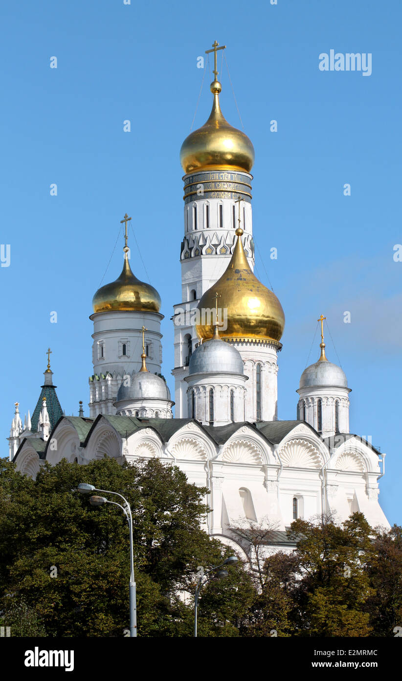 Schöner Blick vom Moskau Iwan der große Glockenturm und die Kirche gegen den blauen Himmel und Bäume Stockfoto