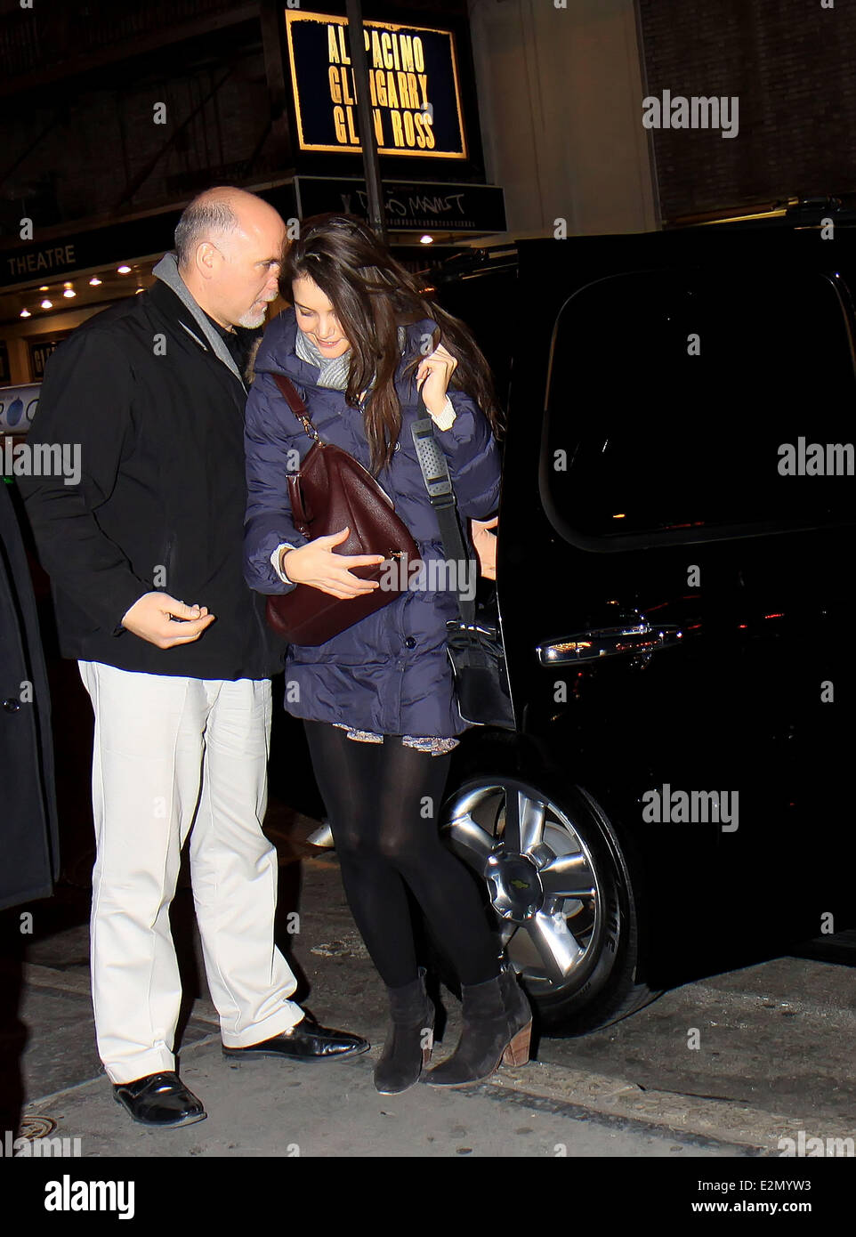 Katie Holmes kehrt zum Theater Musik-Box für ihren zweiten Auftritt in "Tote Konten" eine isolierte Tragetasche mit ihrem eigenen Essen. Holmes war in eine fröhliche Stimmung bei der Ankunft trotz der Tatsache, dass ihr Broadway Show bald vorzeitig aufgrund von Armen endet-Verkäufe Featuring Ticket: Katie Holmes wo: New York City, NY, USA bei: 5. Januar 2013 Stockfoto