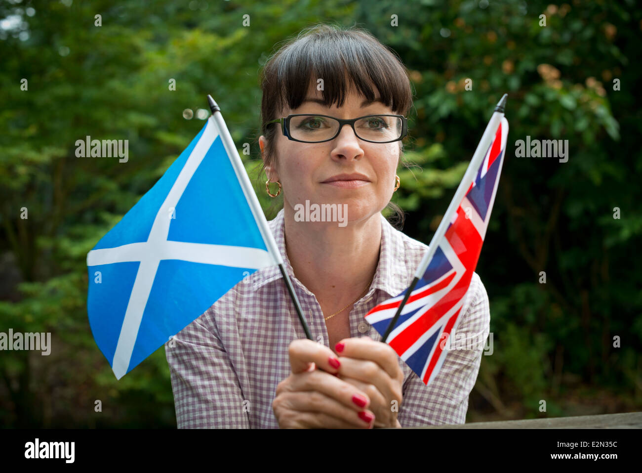 Junge Frau, die versucht, auf schottischen Volksabstimmung zu entscheiden Stockfoto