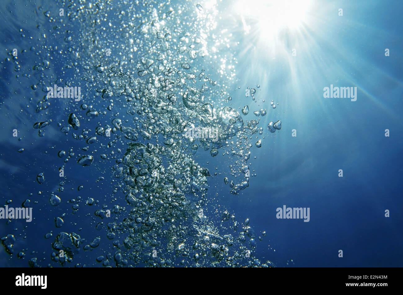 Unterwasser, Oberfläche mit Sonnenlicht im Hintergrund, natürliche Szene, Karibische Meer aufsteigende Luftblasen Stockfoto