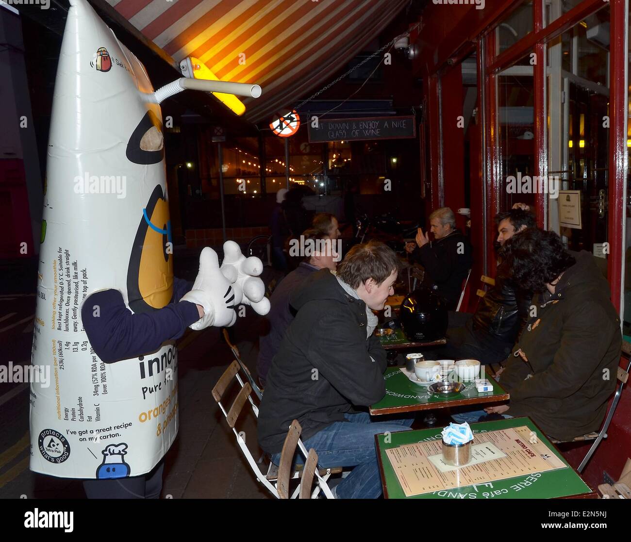 Der Hobbit-Schauspieler Aidan Turner kam über alle scheu, wenn durch einen riesigen Innocent Smoothie außerhalb der Metro Cafe am South William Street, Dublin, Irland Featuring angesprochen: Aidan Turner wo: Dublin, Irland: 9. Januar 2013 Stockfoto