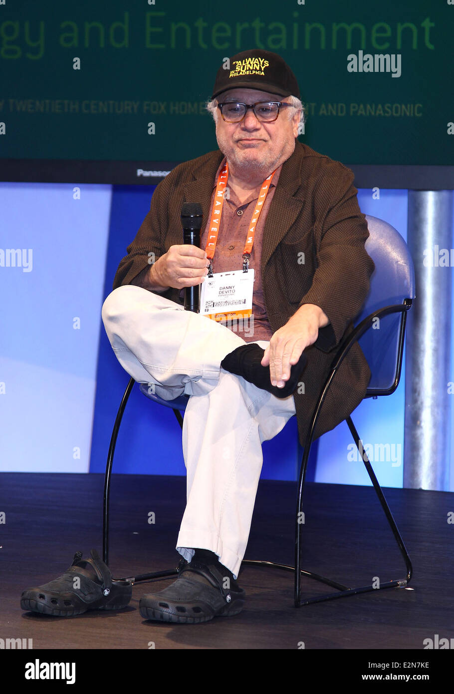 Danny Devito nimmt seine Schuhe und Socken bei einem Auftritt bei der Panasonic Booth auf 2013 Consumer Electronics Show Featuring: Danny Devito Where: Las Vegas, Nevada, USA bei: 9. Januar 2013 Stockfoto