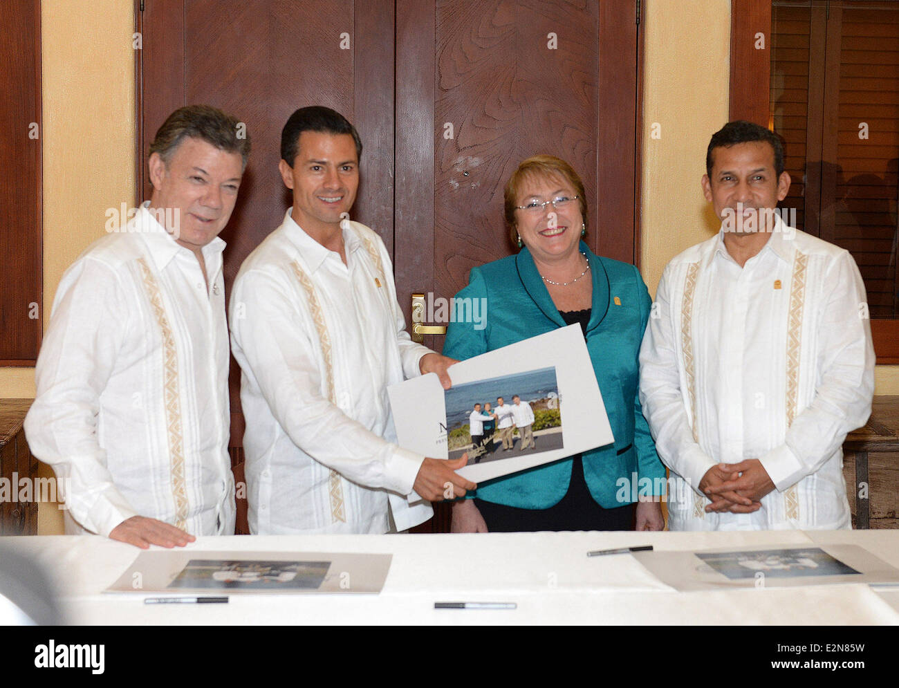 Nayarit, Mexiko. 20. Juni 2014. Abbildung von Chiles Präsidentschaft zur Verfügung gestellt (von L bis R) Kolumbiens Präsident Juan Manuel Santos, Mexikos Präsident Enrique Pena Nieto, Chiles Präsidentin Michelle Bachelet und Perus Präsident Ollanta Humala posing während des Austauschs von Unterschriften von Bildern während des 9. Pacific Alliance (PA)-Gipfels in Punta Mita, Nayarit, Mexiko, am 20. Juni 2014. © Präsidentschaft von Chile/Xinhua/Alamy Live-Nachrichten Stockfoto