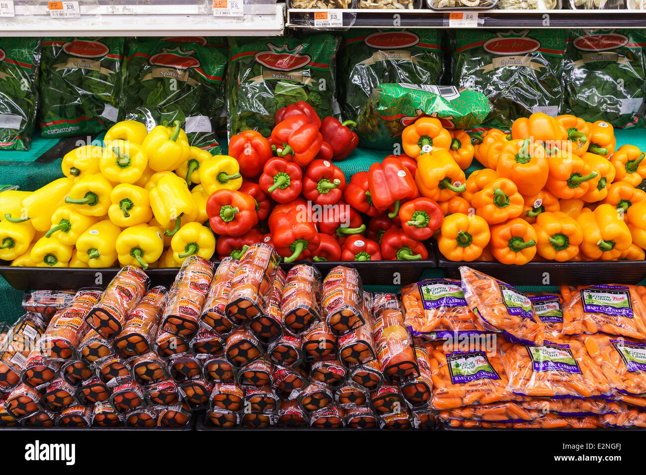 Gelbe Paprika, rot und orange Paprika. Sunbeam Tomaten und Babykarotten Stockfoto