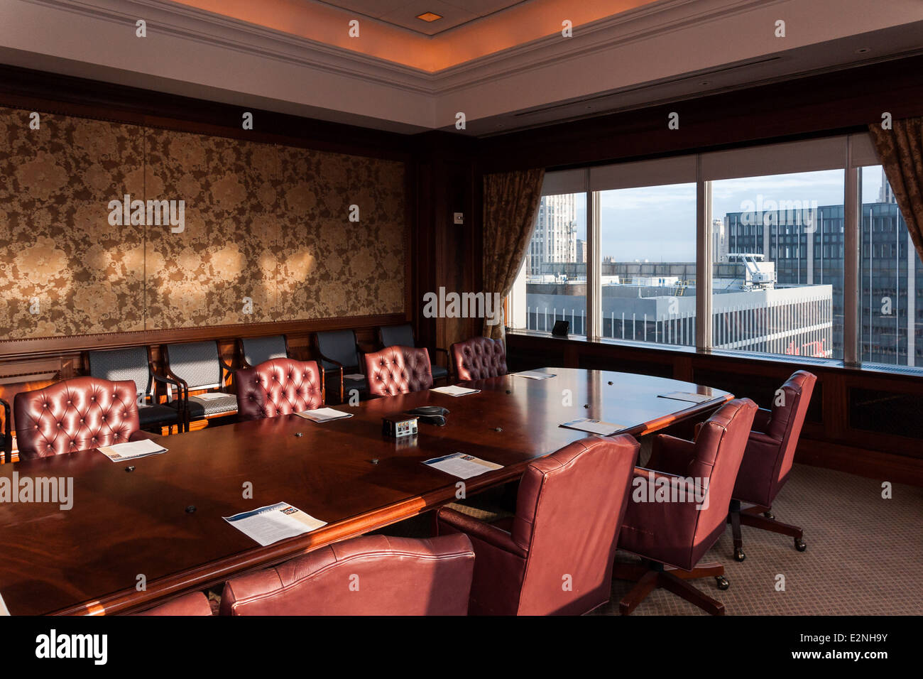 Tagungsraum im Büro einer Investmentgesellschaft mit wunderschönen Blick auf Midtown Manhattan Stockfoto