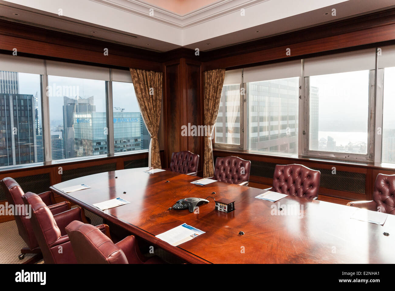 Tagungsraum im Büro einer Investmentgesellschaft mit wunderschönen Blick auf Midtown Manhattan Stockfoto
