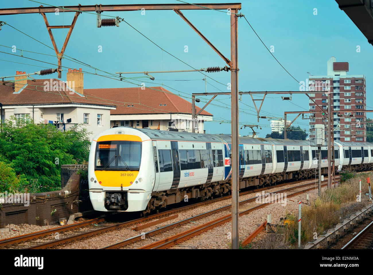 Zug am Bahnsteig in London ankommen Stockfoto