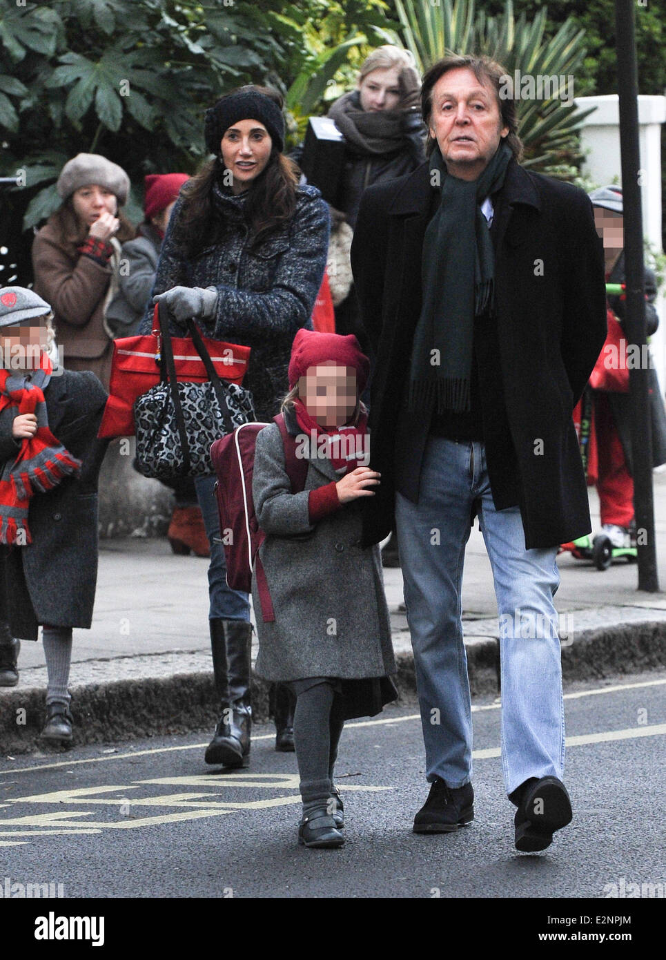 Sir Paul McCartney mit Frau Nancy Shevell und seine Tochter Beatrice unterwegs in Notting Hill Featuring: Paul McCartney, Na Stockfoto