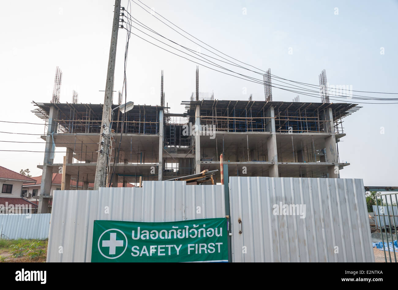 Geschlossene Baustelle mit ersten Sicherheitszeichen in Thai. Stockfoto