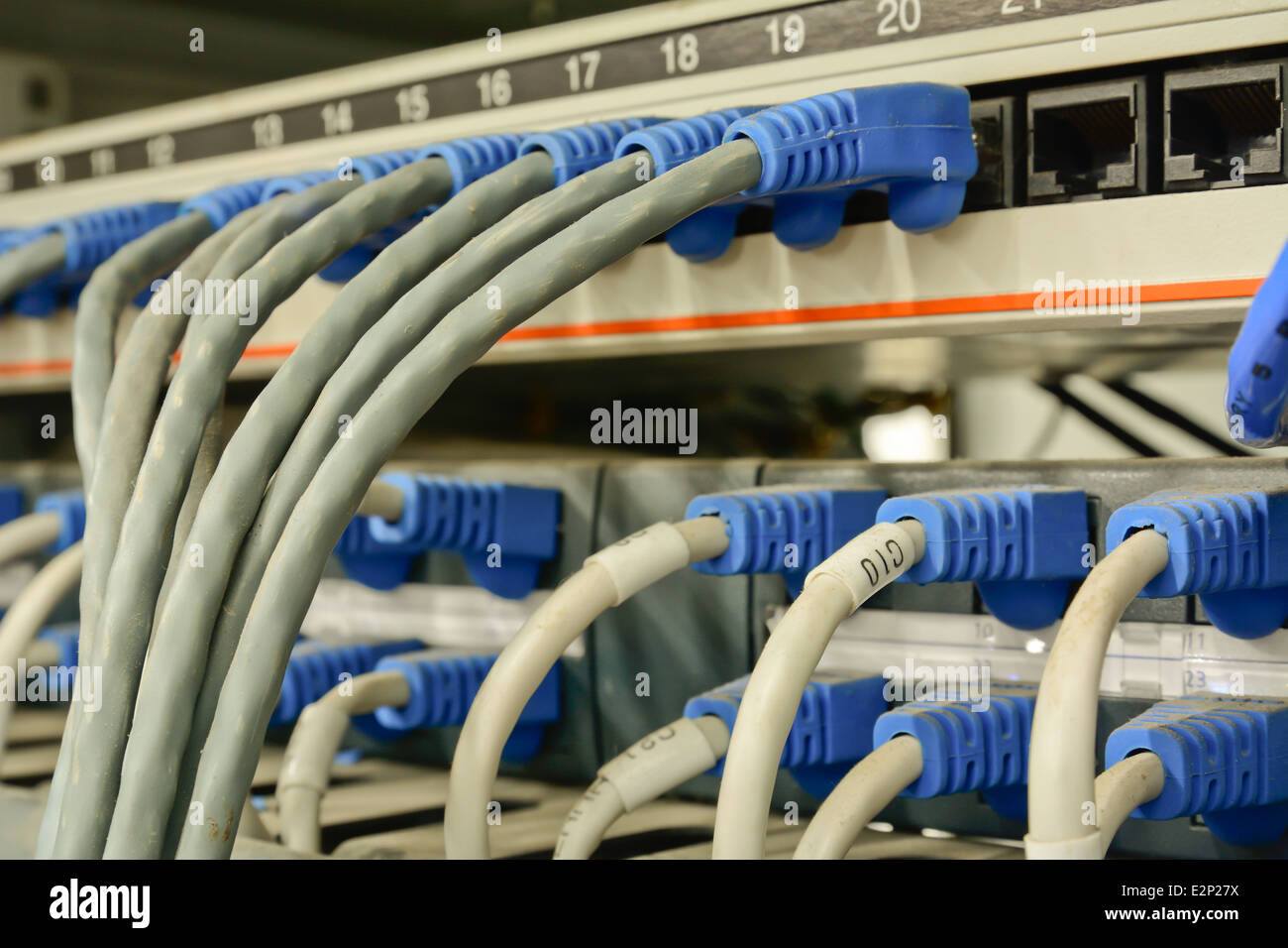 Nahaufnahme von Ethernet-Kabel mit Computer Internetserver mit vielen Staub verbunden; mangelnde Wartung Stockfoto