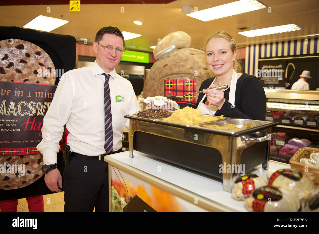 Schottische Lieferanten werden den Kunden bei Asda Juwel eine Burns Supper behandeln diesen Donnerstag 24 JAN 13 mit einer Auswahl an Scottis Stockfoto