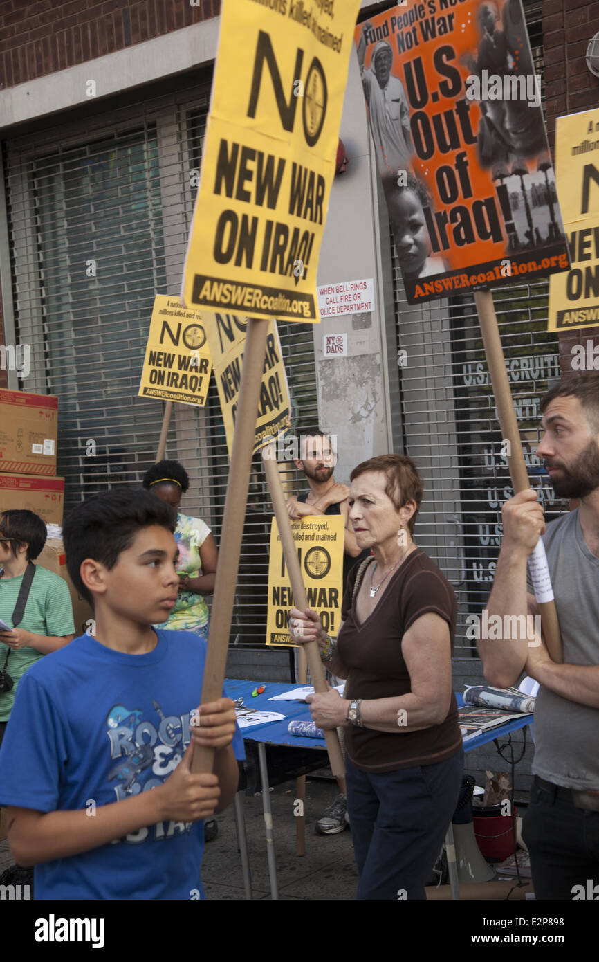 NY, NY, USA. 20. Juni 2014. Eine Koalition von Gruppen Streikposten vor einer militärischen Karrierecenter in Harlem, NYC.  Arme Vierteln wie Harlem seit jeher fruchtbaren Boden, um Soldaten für das US-Militär zu rekrutieren. Bildnachweis: David Grossman/Alamy Live-Nachrichten Stockfoto