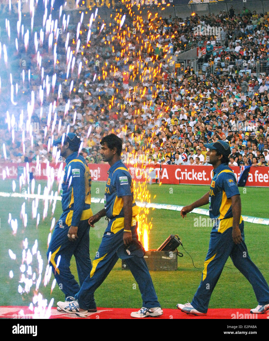 Nuwan Kulasekara führt durch ein Feuerwerk platzen zu Beginn des T20 internationale zwischen Australien und Sri Lanka im Olympiastadion von Sydney.  Sri Lanka konnten übergeben Australiens insgesamt 136 mit sieben Kugeln zu ersparen, nehmen eine 1: 0-Führung in der zwei-Spiele-Serie.  Mitwirkende: Nuwan Kulasekara wo: Sydney, Australien bei: 26. Januar 2013 Stockfoto