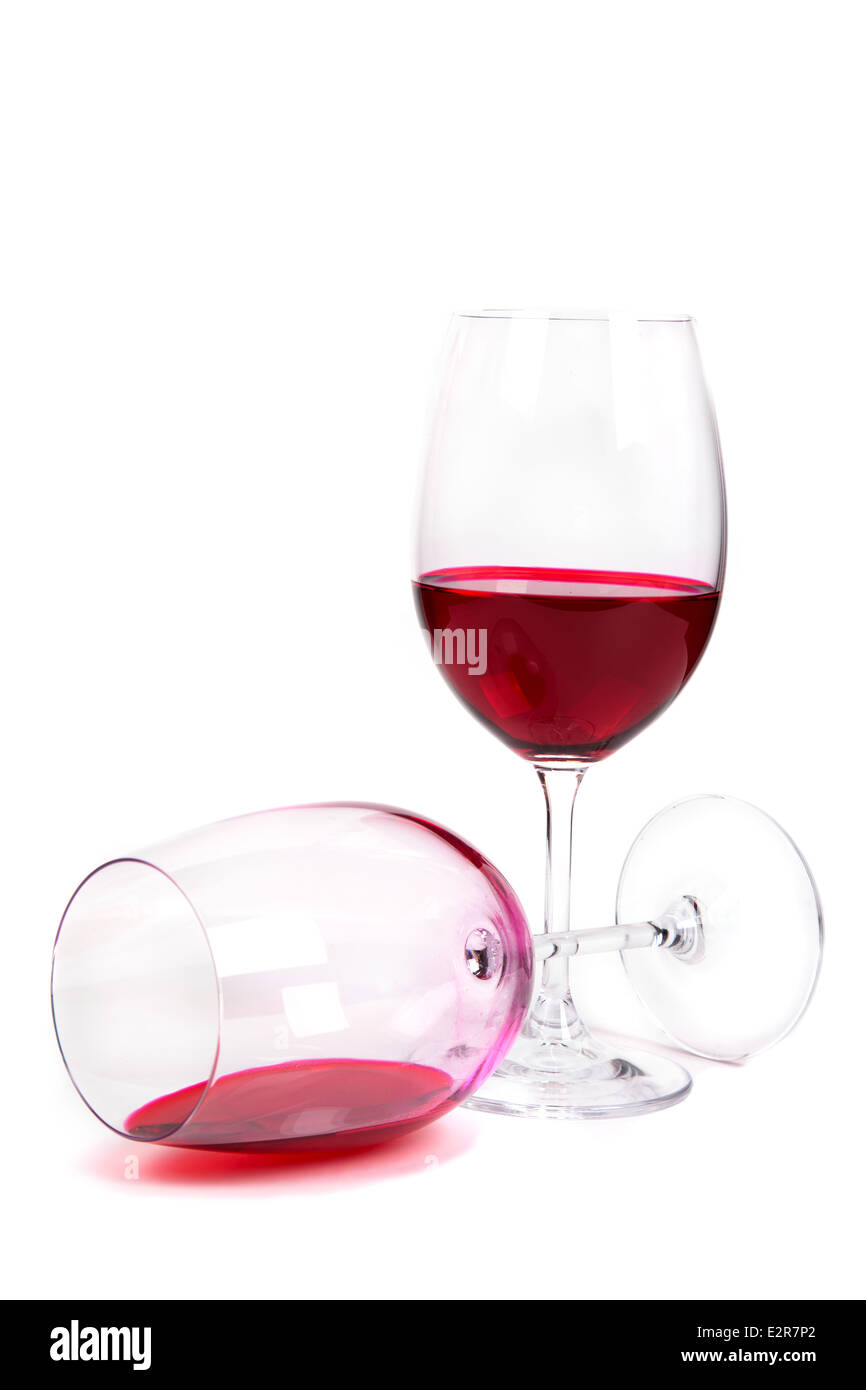 zwei Glas Rotwein auf weißem Hintergrund liegt einer von Ihnen Stockfoto