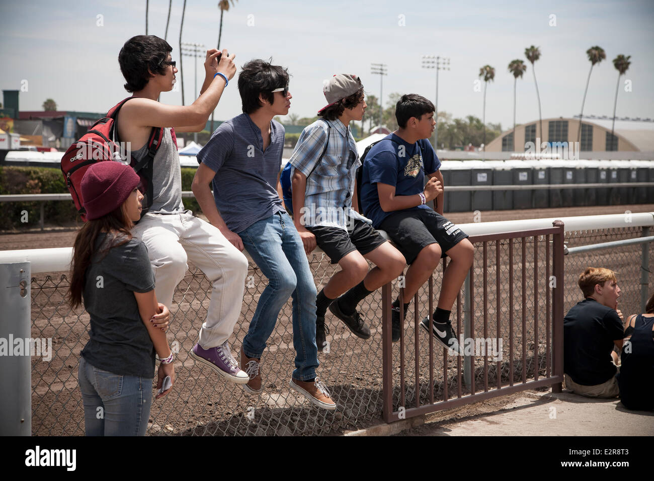 Pomona, CA, USA. 20. Juni 2014. Fans von der Seite einer Etappe bei der Vans Warped Tour ansehen Tausende von jungen alternative Musik-Fans für die USA aufgetaucht, nur Festival, in der Gegend von Los Angeles Touren stoppen in Pomona, Kalifornien. Der Festival-Tour geht morgen weiter in Mountain View, CA, USA und endet im August in Denver, Colorado, USA. Bildnachweis: Andie Mühlen/Alamy Live-Nachrichten Stockfoto