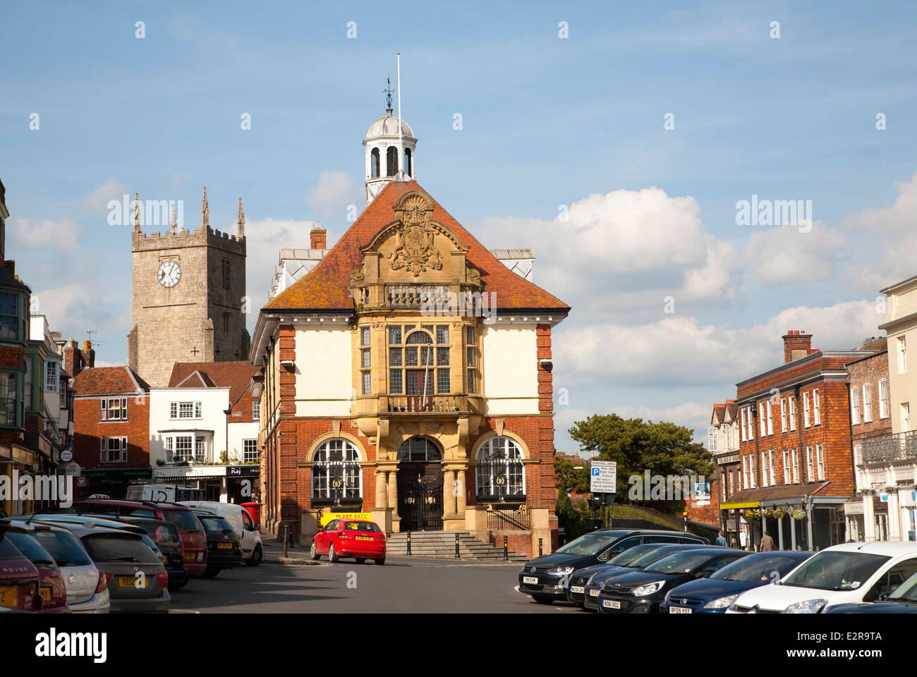 Rathaus und High Street, Marlborough, Wiltshire, England Stockfoto