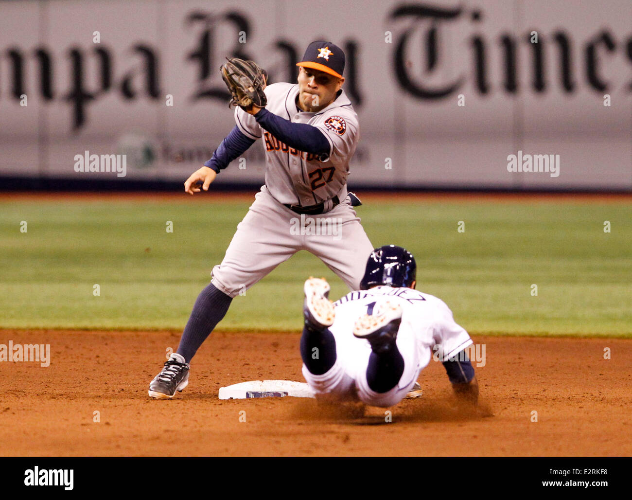 St. Peterberg, FL, USA. 20. Juni 2014. . Tampa Bay Rays zweiter Basisspieler Sean Rodriguez (1) auf ein stehlen Versuch im achten Inning der Houston Astros, die Tampa Bay Rays im Tropicana Field in St. Petersburg, Florida am Freitag, 20. Juni 2014 gefangen. Die Houston Astros schlagen die Tampa Bay Rays 3-1. (Credit: Willen Vragovic/Tampa Bay Times / ZUMA Press, Inc/Alamy Live News Stockfoto