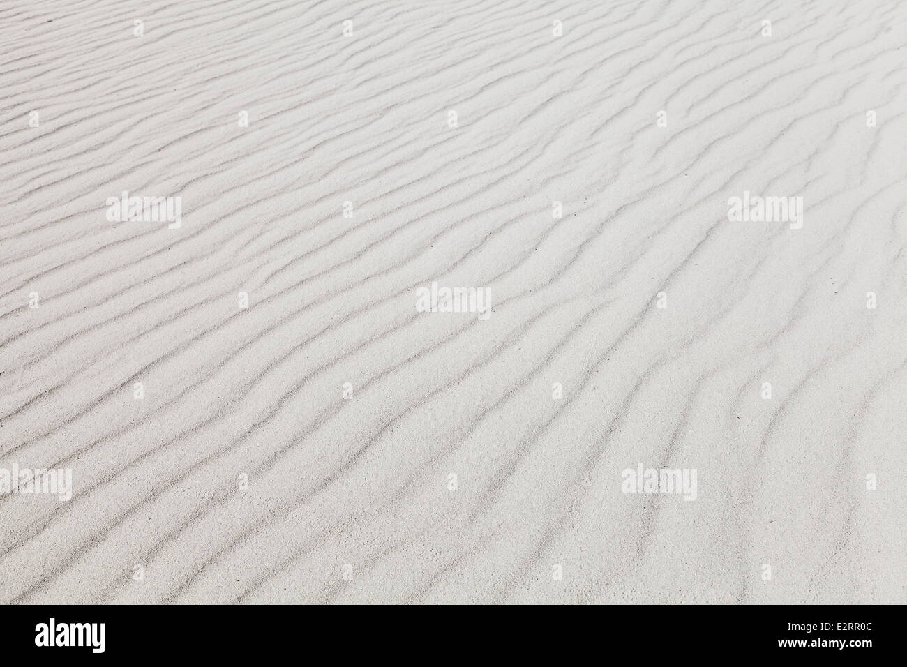 Weiße Sandstrände mit Wellenmuster. Hintergrundtextur Foto Stockfoto