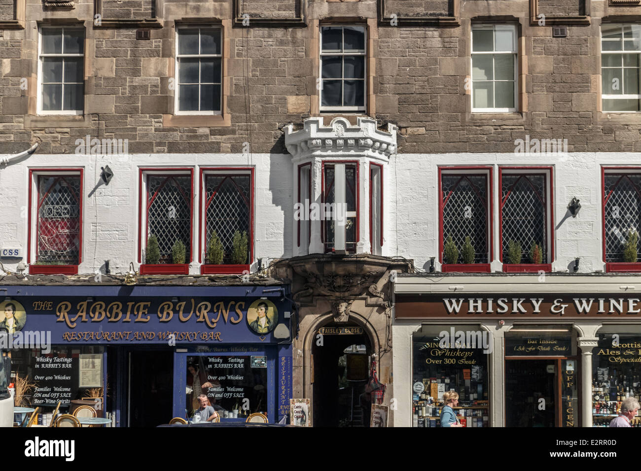 Der Whisky-Bar, Restaurant, Rabbie Burns und Whisky Shop auf der Royal Mile, Edinburgh Stockfoto