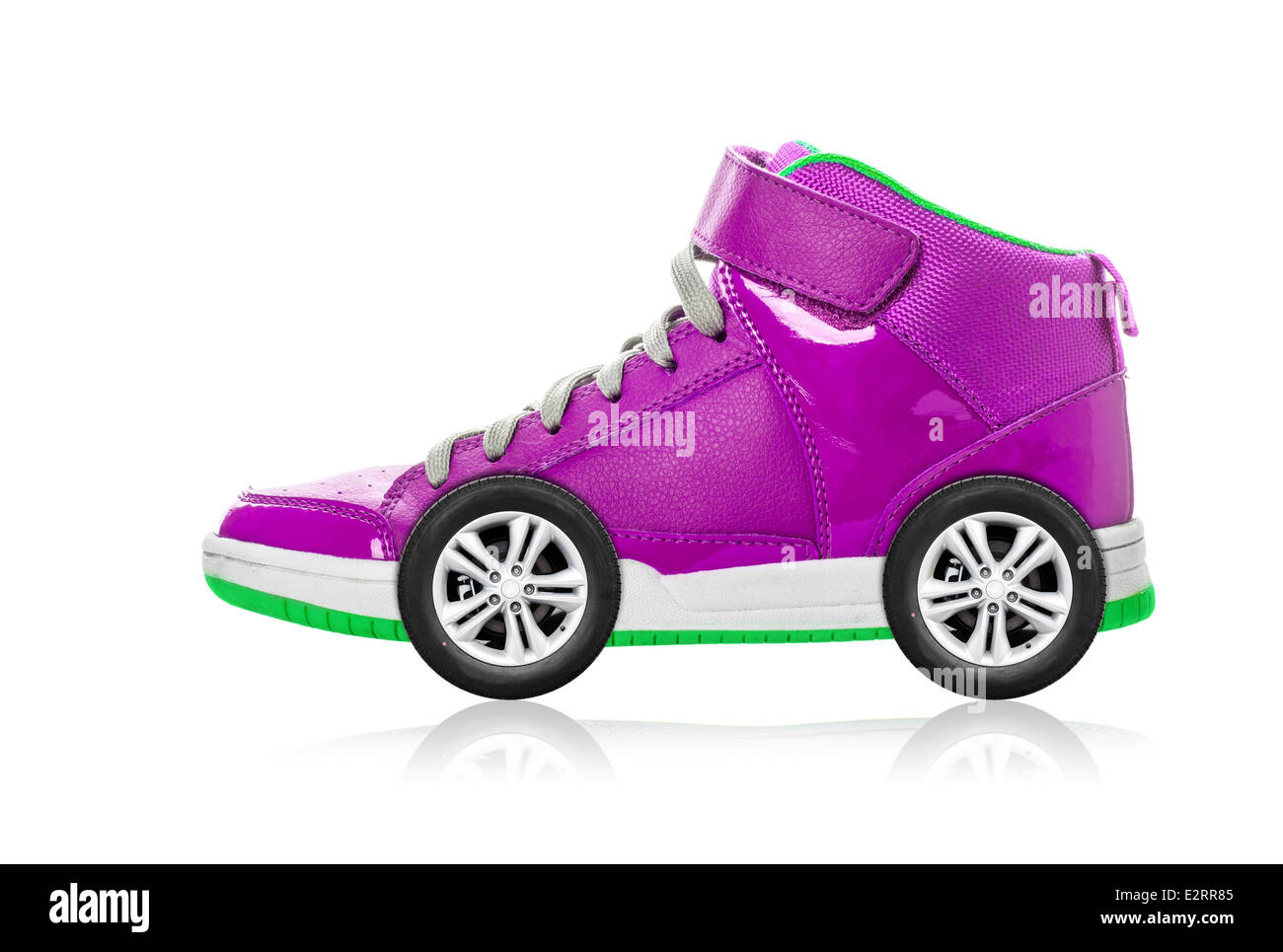 Violette Sportschuh mit Rädern isoliert auf weiss, Speed-Konzept Stockfoto