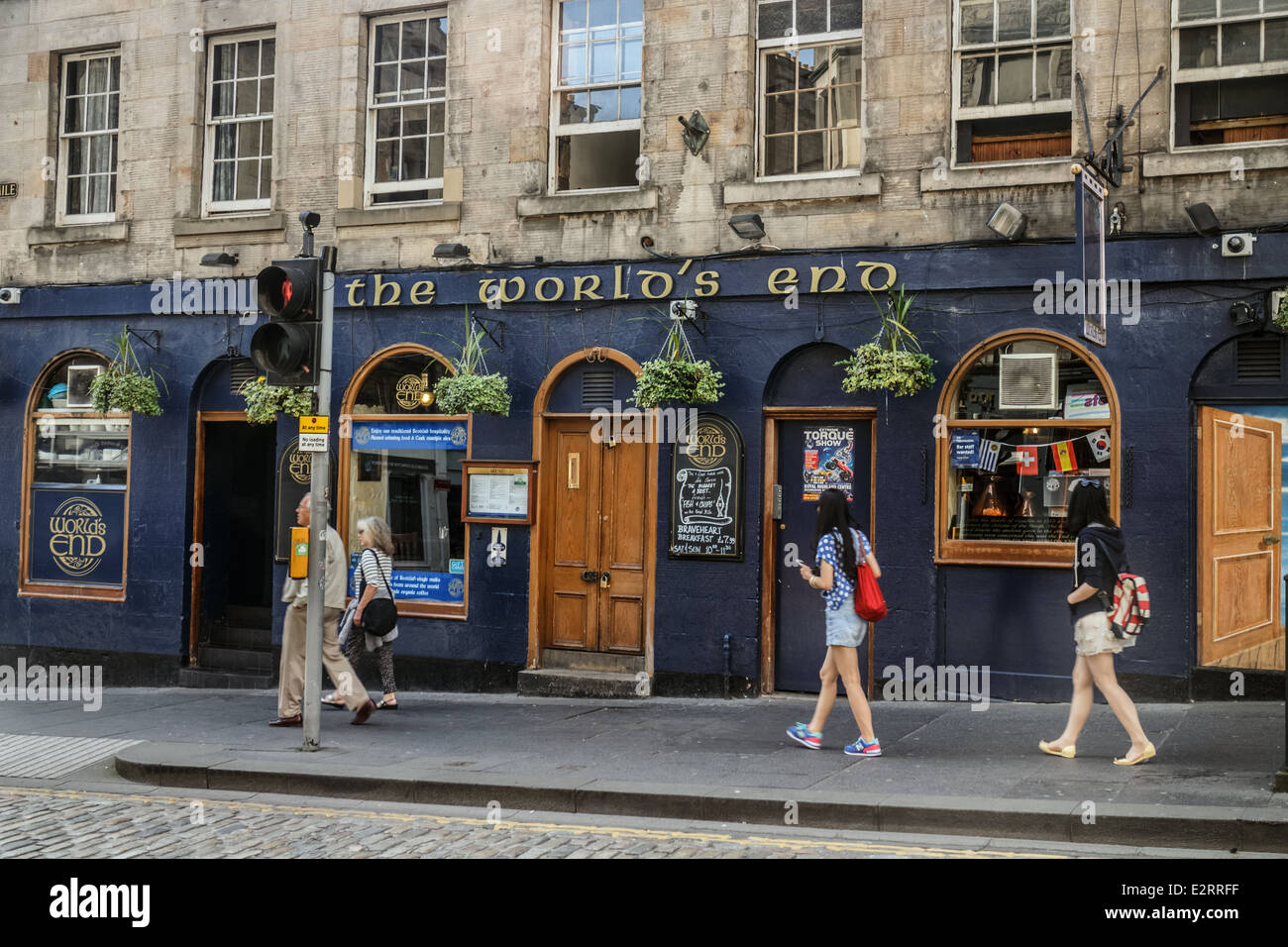 Touristen zu Fuß vorbei an der Front an der Welt Ende Pub auf der Royal Mile, Edinburgh Stockfoto