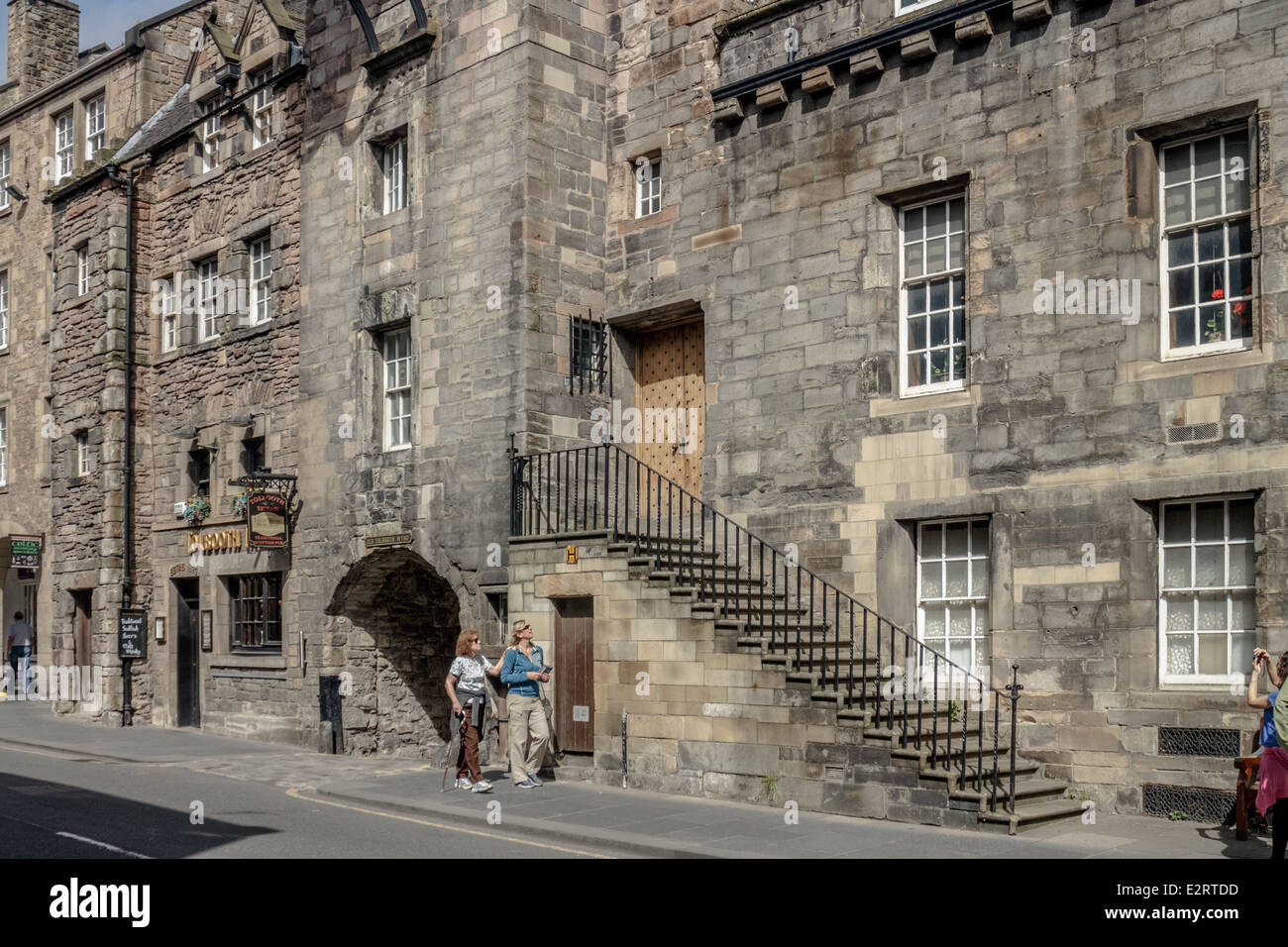 Touristen zu Fuß vorbei an der Canongate Tolbooth auf der Royal Mile, Edinburgh Stockfoto