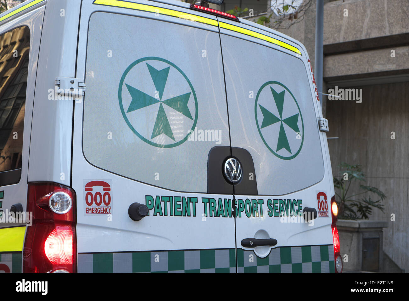 Heckansicht des Sydney Ambulanz Krankentransport Servicefahrzeug im Zentrum Stadt, Sydney, NSW, Australien Stockfoto