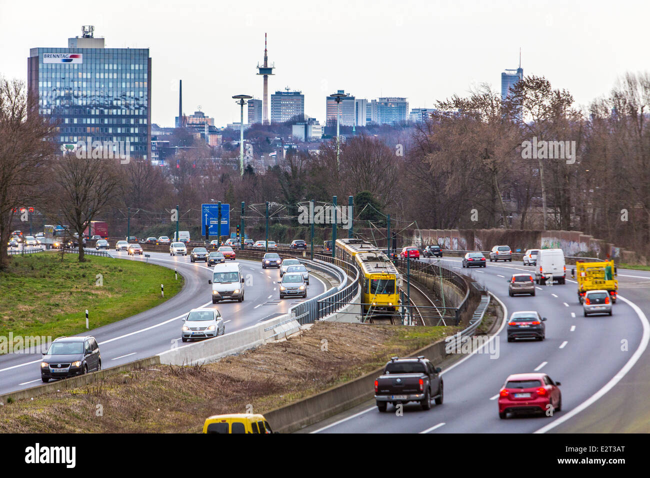 Tunnel von der A40, Ruhr Expressway Autobahn, in der Stadt Mülheim / Ruhr. Hochhaus-Skyline der Innenstadt von Essen. City-Bahn, U-Bah Stockfoto