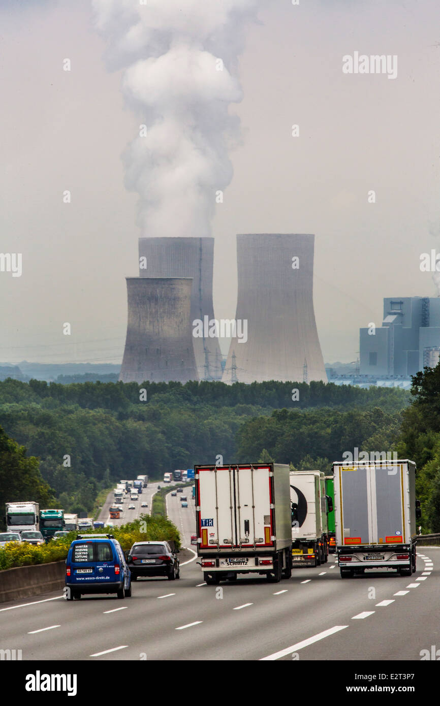 Verkehr auf der Autobahn A2, Hamm, Deutschland, Kohle-Kraftwerk Westfalen, Kühltürme, Stockfoto